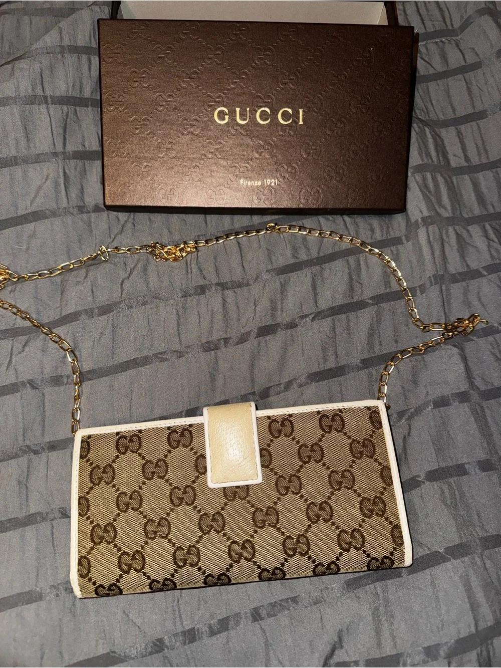 Gucci Beige GG Canvas Crossbody Bag with Green-Red Bow and Gold Chain - Picture 3 of 13
